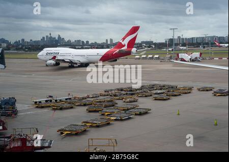 13.05.2018, Sydney, Nouvelle-Galles du Sud, Australie - un Boeing 747-400 passagers de la compagnie aérienne australienne Qantas roule sur le tablier de l'aéroport international de Kingsford Smith à Sydney. Qantas est membre de l'Alliance one World Airline. [traduction automatique] Banque D'Images