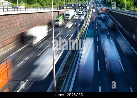 Une longue exposition montre l'autoroute à trafic important A 100 à Berlin, le 22.05.2018. [traduction automatique] Banque D'Images