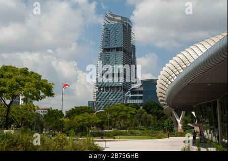 03.02.2018, Singapour, République de Singapour, Asie - vue sur la Tour de South Beach et vue partielle sur la façade surpiquée du théâtre Esplanade à Marina Bay. South Beach est un complexe de bâtiments à usage mixte qui comprend l'hôtel JW Marriott, des bureaux, des boutiques et des unités résidentielles. [traduction automatique] Banque D'Images