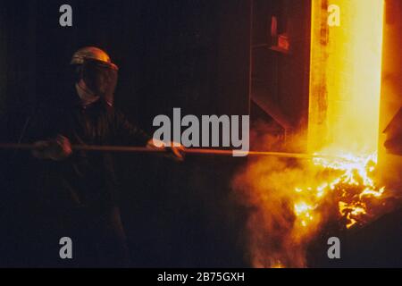 Le coke brûlant sort du four à coke de l'usine de cokéfaction de Zollverein le 17 novembre 1985. [traduction automatique] Banque D'Images