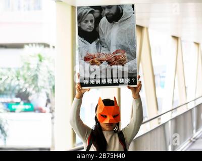 Les manifestants se rassemblent contre le salon international de la fourrure et de la mode de Hong Kong en 2018 lors d'une manifestation anti-fourrure à Hong Kong. Banque D'Images