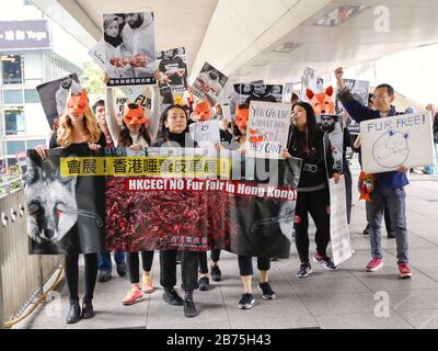 Les manifestants se rassemblent contre le salon international de la fourrure et de la mode de Hong Kong en 2018 lors d'une manifestation anti-fourrure à Hong Kong. Banque D'Images