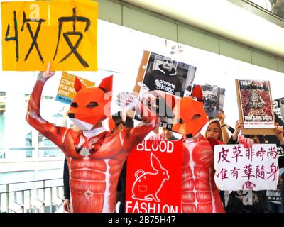 Les manifestants se rassemblent contre le salon international de la fourrure et de la mode de Hong Kong en 2018 lors d'une manifestation anti-fourrure à Hong Kong. Banque D'Images