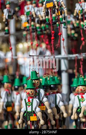 Des clichés bavarois et du kitsch alpin dans les boutiques touristiques le long de la Seestraße à Schönau am Königssee. Des crics de saut en costume bavarois pendent dans l'une des boutiques. [traduction automatique] Banque D'Images