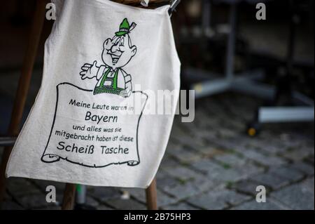 Des clichés bavarois et du kitsch alpin dans les boutiques touristiques le long de la Seestraße à Schönau am Königssee. [traduction automatique] Banque D'Images