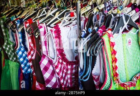 Des clichés bavarois et du kitsch alpin dans les boutiques touristiques le long de la Seestraße à Schönau am Königssee. [traduction automatique] Banque D'Images