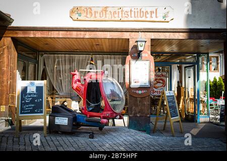 Des clichés bavarois et du kitsch alpin dans les boutiques touristiques le long de la Seestraße à Schönau am Königssee. [traduction automatique] Banque D'Images