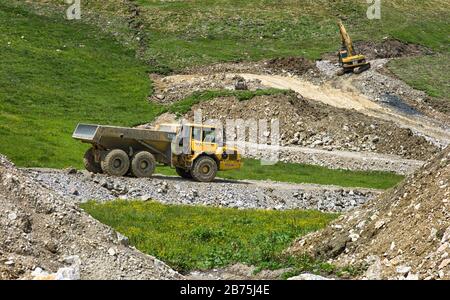 Construction du système de production de neige à Sudelfeld. L'expansion de la zone de ski a été critiquée à maintes reprises en raison de préoccupations concernant la conservation de la nature, car de grandes parties de la région de Sudelfeld sont des zones de paysage protégées. [traduction automatique] Banque D'Images