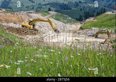 Construction du système de production de neige à Sudelfeld. L'expansion de la zone de ski a été critiquée à maintes reprises en raison de préoccupations concernant la conservation de la nature, car de grandes parties de la région de Sudelfeld sont des zones de paysage protégées. [traduction automatique] Banque D'Images