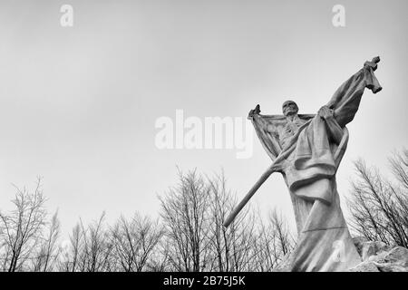 Monument sur une colline appelée 'le mort Homme' - l'homme mort - sur la rive ouest de la Meuse, qui a été farouchement contestée pendant la bataille de Verdun en 1916. Le monument - un squelette enveloppé dans un éboulement porte le drapeau français - commémore les soldats français tombés. [traduction automatique] Banque D'Images