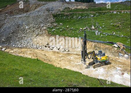 Construction du système de production de neige à Sudelfeld. L'expansion de la zone de ski a été critiquée à maintes reprises en raison de préoccupations concernant la conservation de la nature, car de grandes parties de la région de Sudelfeld sont des zones de paysage protégées. [traduction automatique] Banque D'Images