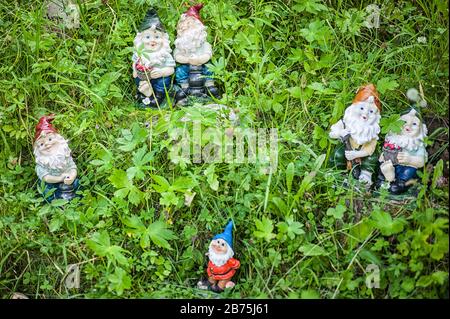 Des clichés bavarois et du kitsch alpin dans les boutiques touristiques le long de la Seestraße à Schönau am Königssee. [traduction automatique] Banque D'Images