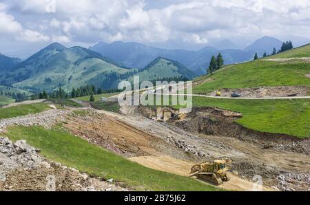 Construction du système de production de neige à Sudelfeld. L'expansion de la zone de ski a été critiquée à maintes reprises en raison de préoccupations concernant la conservation de la nature, car de grandes parties de la région de Sudelfeld sont des zones de paysage protégées. [traduction automatique] Banque D'Images