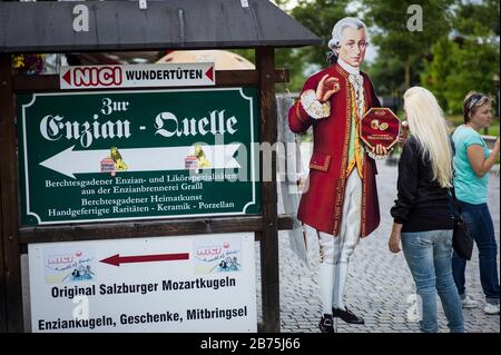 Des clichés bavarois et du kitsch alpin dans les boutiques touristiques le long de la Seestraße à Schönau am Königssee. Vous pouvez également obtenir 'original Salzburger Mozartkugeln' ici dans Berchtesgadener Land. [traduction automatique] Banque D'Images