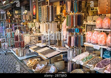 Des clichés bavarois et du kitsch alpin dans les boutiques touristiques le long de la Seestraße à Schönau am Königssee. [traduction automatique] Banque D'Images