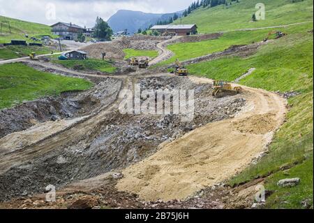 Construction du système de production de neige à Sudelfeld. L'expansion de la zone de ski a été critiquée à maintes reprises en raison de préoccupations concernant la conservation de la nature, car de grandes parties de la région de Sudelfeld sont des zones de paysage protégées. [traduction automatique] Banque D'Images