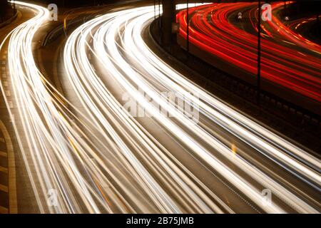 Trafic lourd à l'heure de pointe sur l'autoroute A 100 à Berlin. L'image a été créée avec une exposition longue durée. [traduction automatique] Banque D'Images