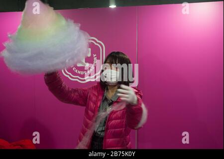 31.12.2017, Tokyo, Japon, Asie - UNE jeune femme vend des bonbons de coton colorés dans une boutique de Takeshita Street à Harajuku. [traduction automatique] Banque D'Images