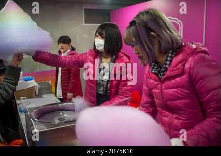 31.12.2017, Tokyo, Japon, Asie - les jeunes femmes vendent des bonbons de coton colorés dans une boutique de Takeshita Street à Harajuku. [traduction automatique] Banque D'Images