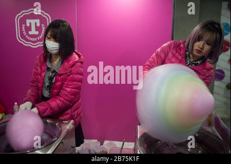 31.12.2017, Tokyo, Japon, Asie - les jeunes femmes vendent des bonbons de coton colorés dans une boutique de Takeshita Street à Harajuku. [traduction automatique] Banque D'Images