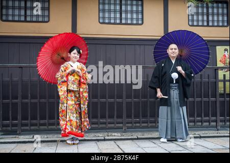 25.12.2017, Kyoto, Japon, Asie - un jeune couple en robes traditionnelles pose pour des photos dans la vieille ville de Kyoto. [traduction automatique] Banque D'Images