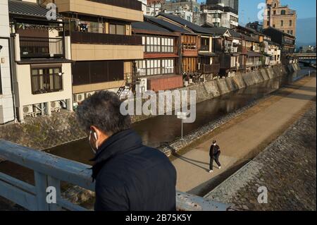 26.12.2017, Kyoto, Japon, Asie - un homme traverse un pont au-dessus du fleuve Kamo à Kyoto tôt le matin. [traduction automatique] Banque D'Images