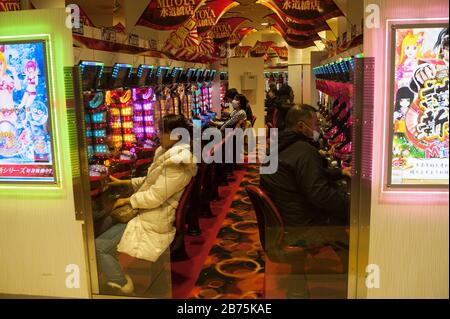 30.12.2017, Tokyo, Japon, Asie - les Japonais s'assoient devant des machines à sous dans une salle de jeux de Tokyo et passent le temps avec pachinko. Le Japon génère plus de 4% de son produit intérieur brut annuel, soit 25 billions de yens (185 milliards d'euros), à partir des ventes de la dépendance au jeu. [traduction automatique] Banque D'Images