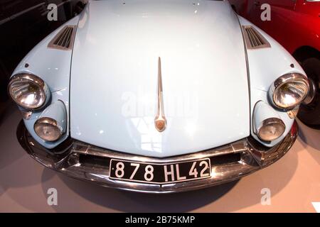 Vue de face d'une Citroën DS 19 dans l'exposition du Musée allemand de la technologie 'Umgeparkt - Autos aus dem Depot' le 05.12.2017 à Berlin. Le Musée allemand de la technologie compte plus de 200 voitures anciennes historiques. Seulement 30 d'entre eux sont exposés de façon permanente dans l'exposition 'Mensch in Fahrt', les autres véhicules sont dans le dépôt du musée. En raison des travaux de reconstruction dans les dépôts, il est maintenant possible de voir brièvement 29 véhicules de plus de la collection au Musée de la technologie. [traduction automatique] Banque D'Images