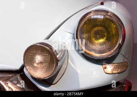 Les phares avant d'une Citroën DS 19 peuvent être vus dans l'exposition du Musée allemand de la technologie 'Umgeparkt - Autos aus dem Depot' du 05.12.2017 à Berlin. Le Musée allemand de la technologie compte plus de 200 voitures anciennes historiques. Seulement 30 d'entre eux sont exposés de façon permanente dans l'exposition 'Mensch in Fahrt', les autres véhicules sont dans le dépôt du musée. En raison des travaux de reconstruction dans les dépôts, il est maintenant possible de voir brièvement 29 véhicules de plus de la collection au Musée de la technologie. [traduction automatique] Banque D'Images