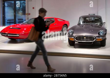 Un Maserati Merak SS et une Jaguar E-type peuvent être vus dans l'exposition du Musée allemand de la technologie le 05.12.2017 à Berlin. Le Musée allemand de la technologie compte plus de 200 voitures anciennes historiques. 30 d'entre eux sont exposés en permanence dans l'exposition 'Mensch in Fahrt' (Homme en mouvement), les autres véhicules sont dans le dépôt du musée. [traduction automatique] Banque D'Images