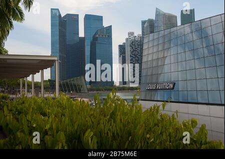 03.09.2017, Singapour, République de Singapour, Asie - les gratte-ciel de Singapour dans le quartier financier de Marina Bay et du Crystal Pavilion, qui abrite un magasin Louis Vuitton. [traduction automatique] Banque D'Images