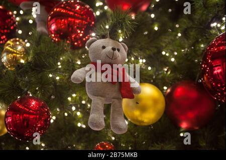 19.11.2016, Singapour, République de Singapour, Asie - un arbre de Noël décoré de boules et d'ours en peluche se trouve dans le centre commercial Takashimaya, le long de la rue commerçante Orchard Road de Singapour. [traduction automatique] Banque D'Images