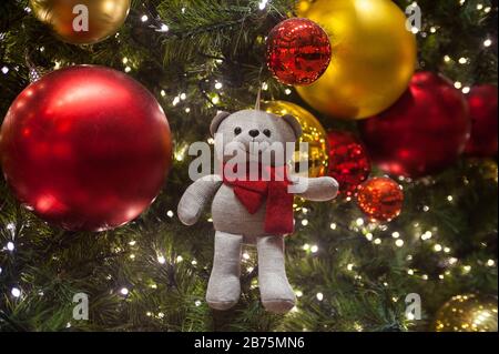 19.11.2016, Singapour, République de Singapour, Asie - un arbre de Noël décoré de boules et d'ours en peluche se trouve dans le centre commercial Takashimaya, le long de la rue commerçante Orchard Road de Singapour. [traduction automatique] Banque D'Images