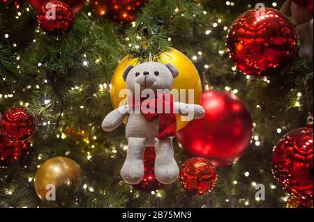 19.11.2016, Singapour, République de Singapour, Asie - un arbre de Noël décoré de boules et d'ours en peluche se trouve dans le centre commercial Takashimaya, le long de la rue commerçante Orchard Road de Singapour. [traduction automatique] Banque D'Images