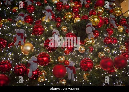 19.11.2016, Singapour, République de Singapour, Asie - un arbre de Noël décoré de boules et d'ours en peluche se trouve dans le centre commercial Takashimaya, le long de la rue commerçante Orchard Road de Singapour. [traduction automatique] Banque D'Images