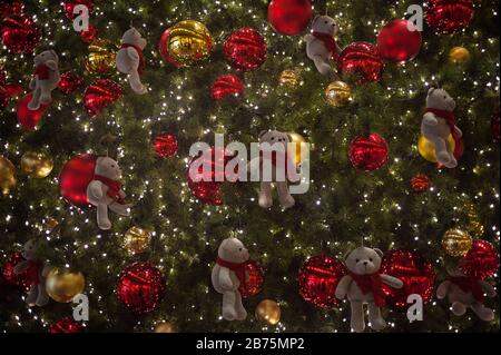 19.11.2016, Singapour, République de Singapour, Asie - un arbre de Noël décoré de boules et d'ours en peluche se trouve dans le centre commercial Takashimaya, le long de la rue commerçante Orchard Road de Singapour. [traduction automatique] Banque D'Images