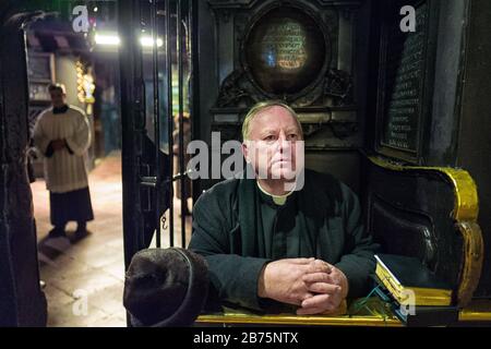 Un frère de Pie prie dans la Chapelle de Grace à Altötting. [traduction automatique] Banque D'Images