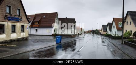 La rue du village de Sandberg, baignée de pluie, en Haute-Franconie. [traduction automatique] Banque D'Images