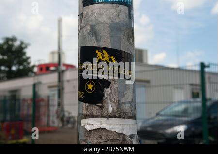 10.06.2017, Brandebourg, Allemagne, Europe - un autocollant avec le slogan "réfugiés Welcome" est coincé autour d'un lampadaire dans une zone de service d'autoroute à Brandebourg. [traduction automatique] Banque D'Images