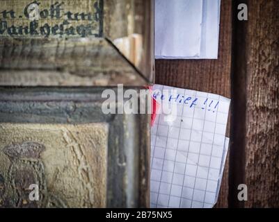 Beaucoup de croyants ont mis leurs demandes et leurs prières à notre Dame derrière les nombreuses comprimés votifs et des images dans la Chapelle de Grace à Altötting. [traduction automatique] Banque D'Images