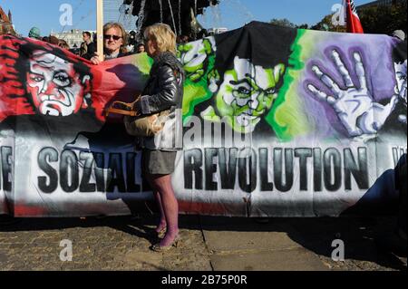 15.10.2011, Berlin, Allemagne, Europe - participants à la journée mondiale d'action contre la crise capitaliste devant l'Hôtel de Ville rouge de Berlin-Mitte. [traduction automatique] Banque D'Images