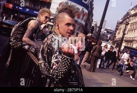 12.04.2007, Londres, Angleterre, Europe - Punks à Piccadilly Circus dans le West End de Londres. [traduction automatique] Banque D'Images