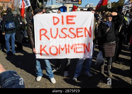 15.10.2011, Berlin, Allemagne, Europe - participants à la journée mondiale d'action contre la crise capitaliste devant l'Hôtel de Ville rouge de Berlin-Mitte. [traduction automatique] Banque D'Images