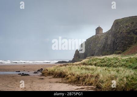 Temple de Mussenden au sommet des falaises de la mer à la plage de Downhill en Irlande du Nord Banque D'Images