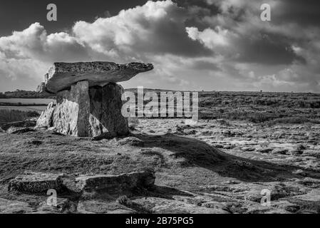 Le Dolmen de Poulnabrone est un tombeau d'âge de pierre qui marque une tombe de masse et construit avec d'énormes roches dans une formation de table Banque D'Images