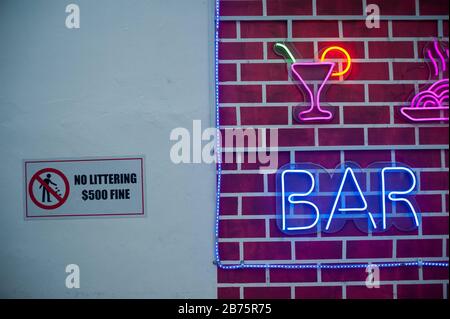 23.07.2017, Singapour, République de Singapour, Asie - un panneau lumineux pour un bar se trouve dans le quartier chinois de Singapour, juste à côté d'un panneau d'interdiction. C'est la raison pour laquelle Singapour s'appelle de manière ftenante la ville des amendes. [traduction automatique] Banque D'Images