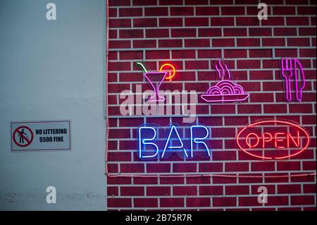 23.07.2017, Singapour, République de Singapour, Asie - un panneau lumineux pour un bar se trouve dans le quartier chinois de Singapour, juste à côté d'un panneau d'interdiction. C'est la raison pour laquelle Singapour s'appelle de manière ftenante la ville des amendes. [traduction automatique] Banque D'Images