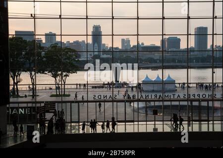 05.05.2017, Singapour, République de Singapour, Asie - vue du centre commercial "The Shoppes" à Marina Bay Sands sur la rivière Singapore jusqu'au centre-ville. Outre les boutiques de luxe, le Marina Bay Sands Hotel et un casino sont situés dans tout le complexe. [traduction automatique] Banque D'Images