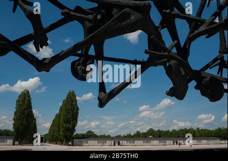 03.06.2017, Dachau, Bavière, Allemagne, Europe - Sculpture de Nandor Glid dans le Mémorial du camp de concentration de Dachau. Dachau a été le premier camp de concentration en Allemagne nazie et environ 32 000 personnes y sont mortes. [traduction automatique] Banque D'Images