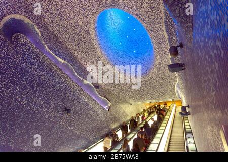 Vue sur la station de métro Toledo à Naples, le 3 mai 2017, conçue par l'architecte catalan Oscar Tusquets Blanca. Le projet 'Stazioni dell'arte', stations d'art, montre des stations de métro à Naples récemment conçues par des artistes. La station de Tolède montre une gigantesque mosaïque en bleu, le cratère de Luz, une construction ovale qui relie tous les niveaux et transporte la lumière du soleil vers le bas. [traduction automatique] Banque D'Images